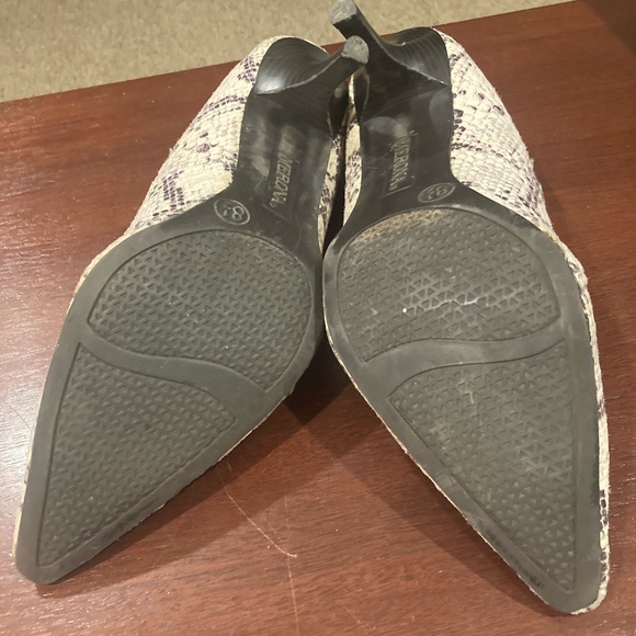 Snakeskin pattern low pointed closed toe shoe - moderately worn - Picture 3 of 3